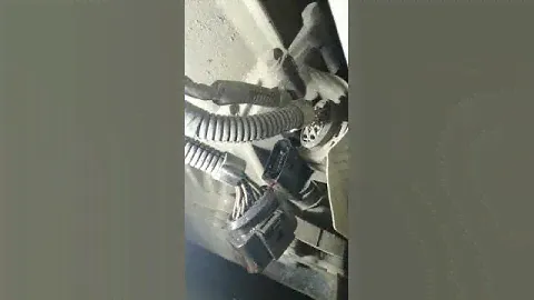 Масло из коробки течет через разъем